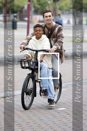 Amsterdam 29 juni 2021
Shane Kluivert en zijn broer Nino Wilkes fietsend op het museumplein