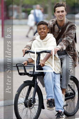 Amsterdam 29 juni 2021
Shane Kluivert en zijn broer Nino Wilkes fietsend op het museumplein