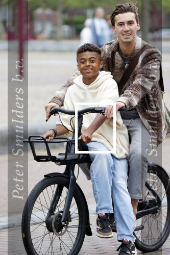 Amsterdam 29 juni 2021
Shane Kluivert en zijn broer Nino Wilkes fietsend op het museumplein