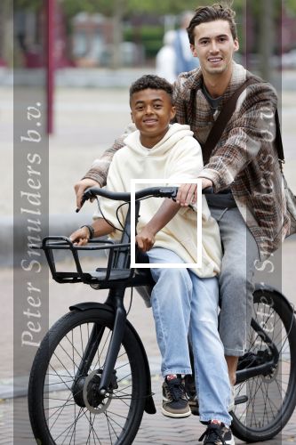 Amsterdam 29 juni 2021
Shane Kluivert en zijn broer Nino Wilkes fietsend op het museumplein