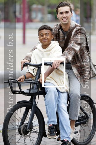Amsterdam 29 juni 2021
Shane Kluivert en zijn broer Nino Wilkes fietsend op het museumplein