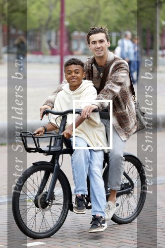 Amsterdam 29 juni 2021
Shane Kluivert en zijn broer Nino Wilkes fietsend op het museumplein