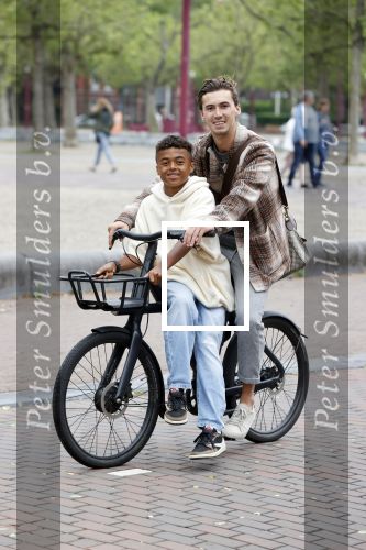Amsterdam 29 juni 2021
Shane Kluivert en zijn broer Nino Wilkes fietsend op het museumplein