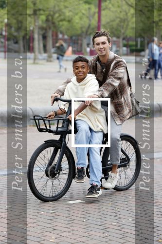 Amsterdam 29 juni 2021
Shane Kluivert en zijn broer Nino Wilkes fietsend op het museumplein