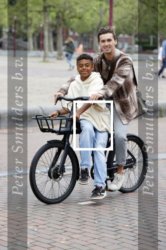 Amsterdam 29 juni 2021
Shane Kluivert en zijn broer Nino Wilkes fietsend op het museumplein