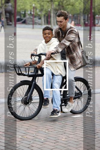Amsterdam 29 juni 2021
Shane Kluivert en zijn broer Nino Wilkes fietsend op het museumplein