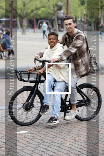 Amsterdam 29 juni 2021
Shane Kluivert en zijn broer Nino Wilkes fietsend op het museumplein
