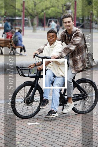 Amsterdam 29 juni 2021
Shane Kluivert en zijn broer Nino Wilkes fietsend op het museumplein