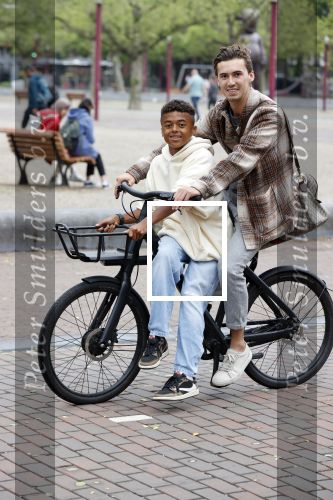 Amsterdam 29 juni 2021
Shane Kluivert en zijn broer Nino Wilkes fietsend op het museumplein