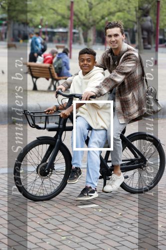 Amsterdam 29 juni 2021
Shane Kluivert en zijn broer Nino Wilkes fietsend op het museumplein