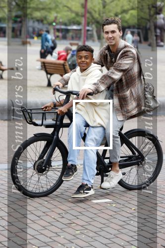 Amsterdam 29 juni 2021
Shane Kluivert en zijn broer Nino Wilkes fietsend op het museumplein