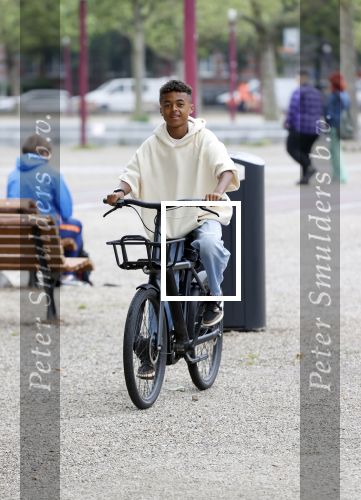 Amsterdam 29 juni 2021
Shane Kluivert en zijn broer Nino Wilkes fietsend op het museumplein