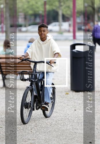 Amsterdam 29 juni 2021
Shane Kluivert en zijn broer Nino Wilkes fietsend op het museumplein