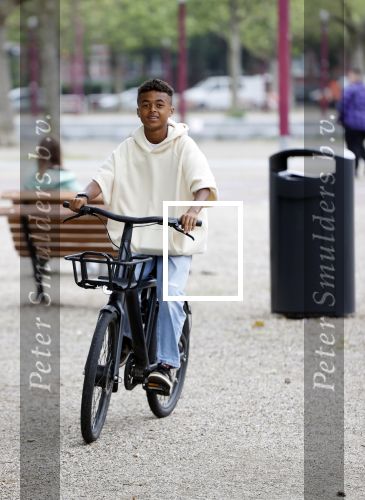 Amsterdam 29 juni 2021
Shane Kluivert en zijn broer Nino Wilkes fietsend op het museumplein