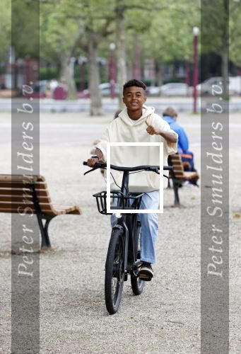 Amsterdam 29 juni 2021
Shane Kluivert en zijn broer Nino Wilkes fietsend op het museumplein