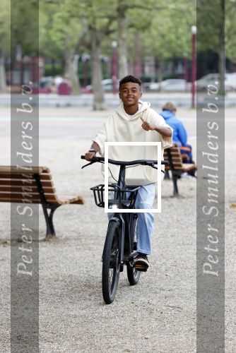 Amsterdam 29 juni 2021
Shane Kluivert en zijn broer Nino Wilkes fietsend op het museumplein