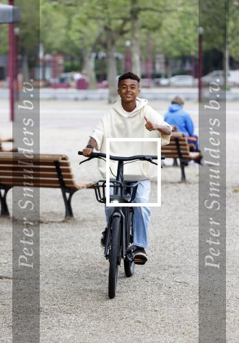 Amsterdam 29 juni 2021
Shane Kluivert en zijn broer Nino Wilkes fietsend op het museumplein