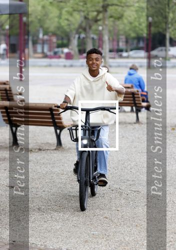 Amsterdam 29 juni 2021
Shane Kluivert en zijn broer Nino Wilkes fietsend op het museumplein