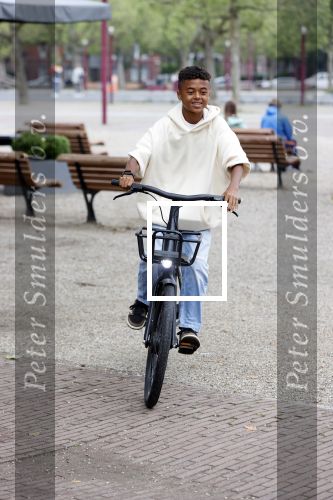 Amsterdam 29 juni 2021
Shane Kluivert en zijn broer Nino Wilkes fietsend op het museumplein