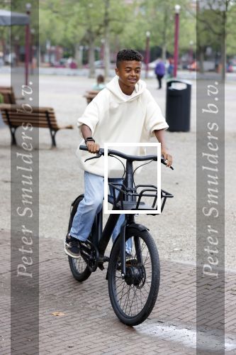 Amsterdam 29 juni 2021
Shane Kluivert en zijn broer Nino Wilkes fietsend op het museumplein