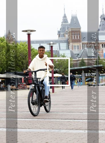 Amsterdam 29 juni 2021
Shane Kluivert en zijn broer Nino Wilkes fietsend op het museumplein
