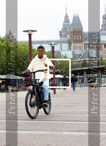 Amsterdam 29 juni 2021
Shane Kluivert en zijn broer Nino Wilkes fietsend op het museumplein