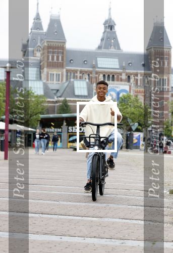 Amsterdam 29 juni 2021
Shane Kluivert en zijn broer Nino Wilkes fietsend op het museumplein