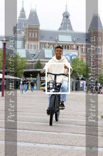 Amsterdam 29 juni 2021
Shane Kluivert en zijn broer Nino Wilkes fietsend op het museumplein