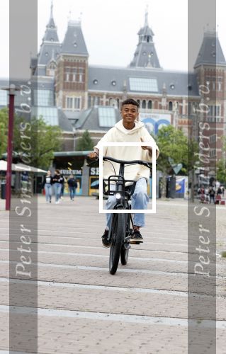 Amsterdam 29 juni 2021
Shane Kluivert en zijn broer Nino Wilkes fietsend op het museumplein