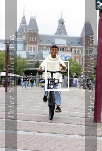 Amsterdam 29 juni 2021
Shane Kluivert en zijn broer Nino Wilkes fietsend op het museumplein
