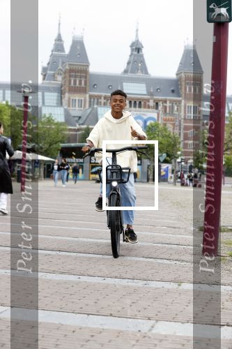 Amsterdam 29 juni 2021
Shane Kluivert en zijn broer Nino Wilkes fietsend op het museumplein