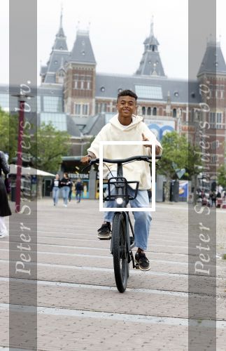 Amsterdam 29 juni 2021
Shane Kluivert en zijn broer Nino Wilkes fietsend op het museumplein