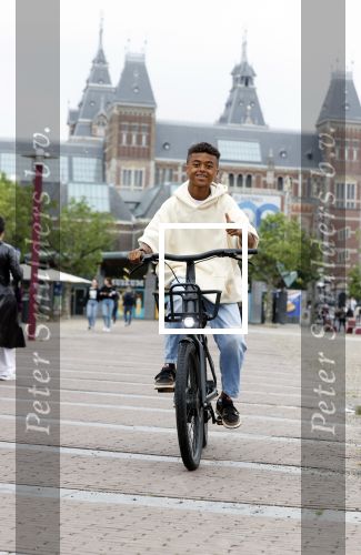 Amsterdam 29 juni 2021
Shane Kluivert en zijn broer Nino Wilkes fietsend op het museumplein