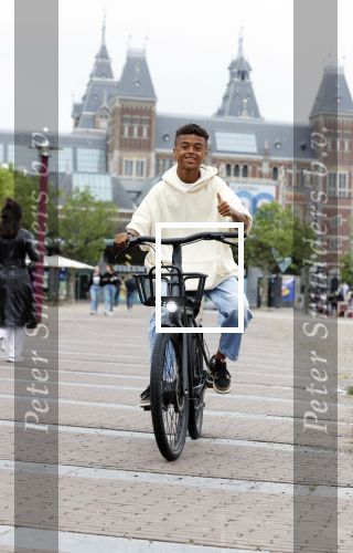 Amsterdam 29 juni 2021
Shane Kluivert en zijn broer Nino Wilkes fietsend op het museumplein