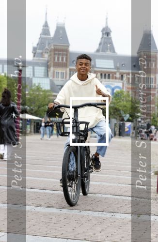 Amsterdam 29 juni 2021
Shane Kluivert en zijn broer Nino Wilkes fietsend op het museumplein