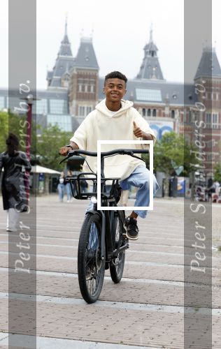 Amsterdam 29 juni 2021
Shane Kluivert en zijn broer Nino Wilkes fietsend op het museumplein