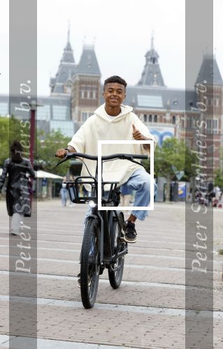 Amsterdam 29 juni 2021
Shane Kluivert en zijn broer Nino Wilkes fietsend op het museumplein