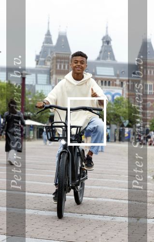 Amsterdam 29 juni 2021
Shane Kluivert en zijn broer Nino Wilkes fietsend op het museumplein