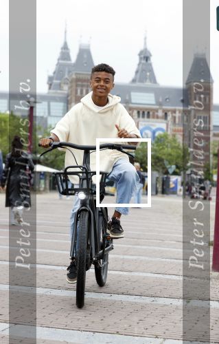 Amsterdam 29 juni 2021
Shane Kluivert en zijn broer Nino Wilkes fietsend op het museumplein