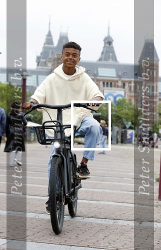 Amsterdam 29 juni 2021
Shane Kluivert en zijn broer Nino Wilkes fietsend op het museumplein