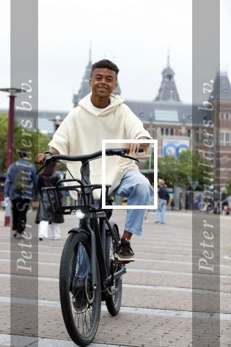 Amsterdam 29 juni 2021
Shane Kluivert en zijn broer Nino Wilkes fietsend op het museumplein