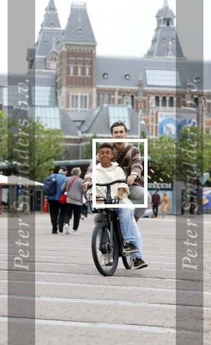 Amsterdam 29 juni 2021
Shane Kluivert en zijn broer Nino Wilkes fietsend op het museumplein