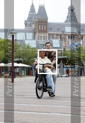 Amsterdam 29 juni 2021
Shane Kluivert en zijn broer Nino Wilkes fietsend op het museumplein