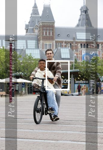 Amsterdam 29 juni 2021
Shane Kluivert en zijn broer Nino Wilkes fietsend op het museumplein