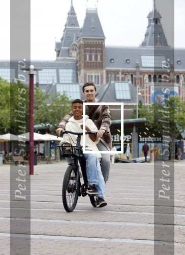 Amsterdam 29 juni 2021
Shane Kluivert en zijn broer Nino Wilkes fietsend op het museumplein