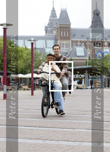 Amsterdam 29 juni 2021
Shane Kluivert en zijn broer Nino Wilkes fietsend op het museumplein