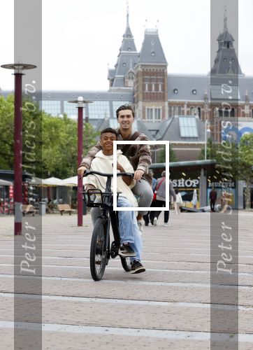 Amsterdam 29 juni 2021
Shane Kluivert en zijn broer Nino Wilkes fietsend op het museumplein