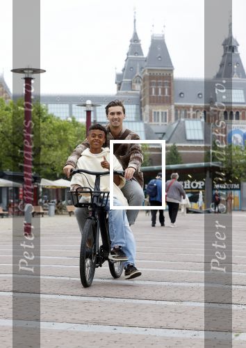 Amsterdam 29 juni 2021
Shane Kluivert en zijn broer Nino Wilkes fietsend op het museumplein