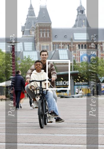 Amsterdam 29 juni 2021
Shane Kluivert en zijn broer Nino Wilkes fietsend op het museumplein