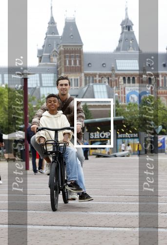 Amsterdam 29 juni 2021
Shane Kluivert en zijn broer Nino Wilkes fietsend op het museumplein